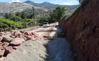 Nallıhan’da heyelan riski oluşan yerlere duvar yapılıyor
