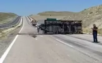 Nallıhan’da konteyner yan yattı
