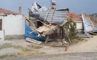 Nallıhan’da şiddetli rüzgar evin çatısını uçurdu

