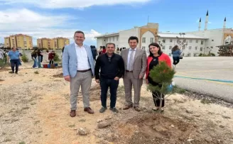 Öğrenciler, fidanları toprakla buluşturdu.
