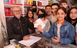 Öğrenciler harçlıklarıyla iki ailenin veresiye borcunu ödedi