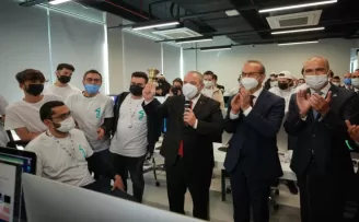 Öğretmensiz ve iş garantili yazılım okulunun ilk ders zili çaldı
