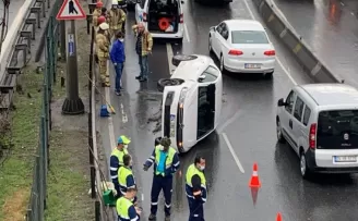 Okmeydanı bağlantı yolunda bariyerlere çarpan araç yan yattı
