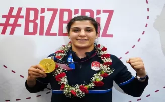 Olimpiyat şampiyonu Busenaz Sürmeneli yurda döndü