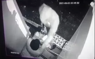 Otel çalışanına silahlı saldırı kamerada
