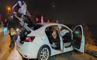 Otomobil bariyerlere ok gibi saplandı: 4 yaralı
