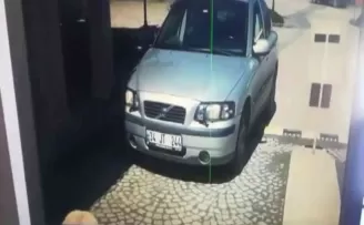 Otomobil sürücüsü yerde yatan köpeğin üzerinden geçti
