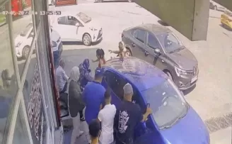 Otomobil yayaların arasına daldı
