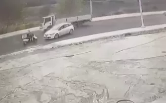 Otomobilin çarptığı motosikletli metrelerce havaya savruldu
