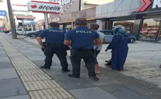 Otomobilin çarptığı yaya yaralandı, kaza anı kameraya yansıdı
