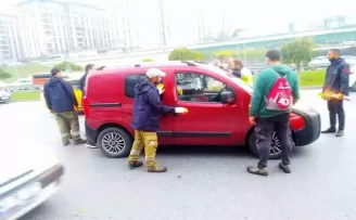 Otomobilinde baygınlık geçiren kadın kurtarıldı