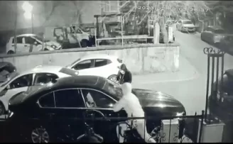 Otomobillere dadanan dikiz aynası hırsızları kamerada
