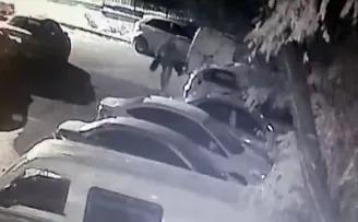 Otomobillerin lastiklerini çalan hırsız kamerada
