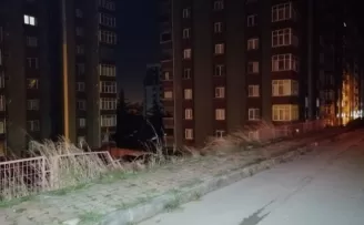 Otoparka uçan otomobil bir kişiye mezar oldu
