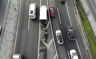 Otoyol ortasında kargo transferi kamerada
