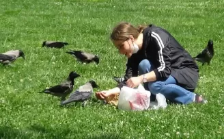 3 yıldır elleriyle beslediği kargayı kısıtlama günlerinde de aç bırakmadı