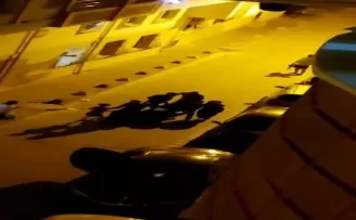 Ailesine bıçak çeken şahsı komşuları dövdü