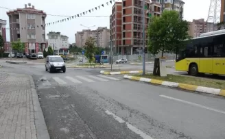 Alev alev yanan aracı belediye temizlik ekipleri söndürdü