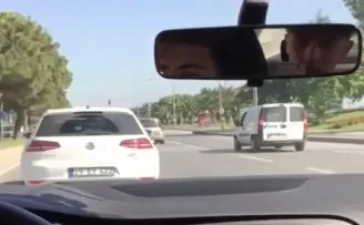 (Özel) Araçla makas atıp kayda aldılar
