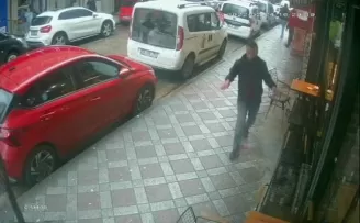 (Özel) Bahçelievler’de bir kişi boğazını keserek intihar etti
