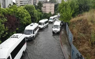 (Özel) Beşiktaş’ta mahsur kalan araçlar havadan görüntülendi
