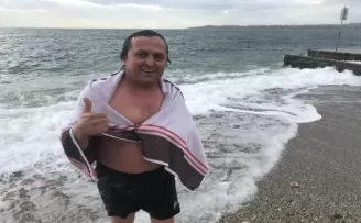 (Özel) Beylikdüzü’nde kış ortasında denize girdi
