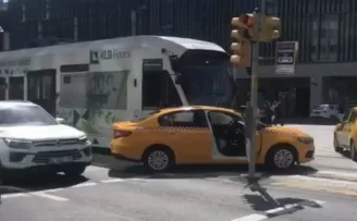 (Özel) Beyoğlu’nda tramvay ile taksi çarpıştı: 1 yaralı
