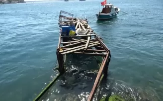 (Özel)- Boğazdan geçen savaş gemilerinin dalgası kafe ve balıkçıları vurdu
