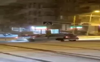 (ÖZEL) Buzlanan yolda sürücüler zor anlar yaşadı
