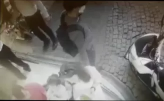 (Özel)Çocuğuna yemek yediren Annenin telefonunun çalınması kamerada
