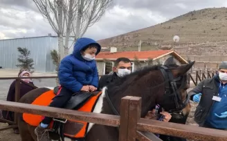 Özel çocuklardan hayvan bakımevine ziyaret
