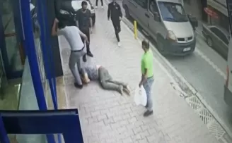 (Özel) Çocuklardan para istedi, feci şekilde dayak yedi
