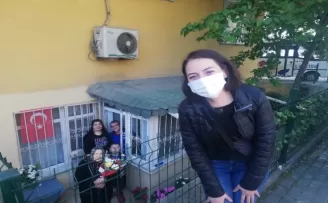 Covid-19 servisi hemşiresinden 74 yaşındaki annesine duygulandıran sürpriz