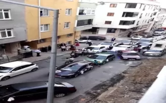 Düğün konvoyu için yolu kapattılar, halay çektiler