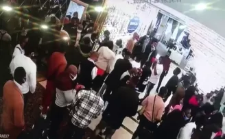  Düğün salonunda Pazar ayini kamerada
