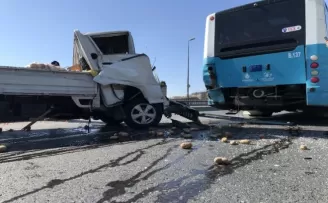Edirnekapı’da kamyonet özel halk otobüsüne çarptı: 2 yaralı