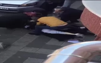 Ekmek sırasında bekleyen kadınların saç saça baş başa kavgası kamerada