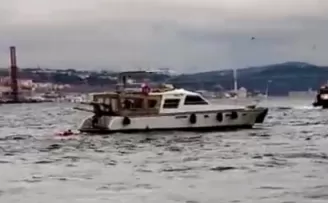 (Özel) Eminönü’nde denize atlayan şahıs kurtarıldı
