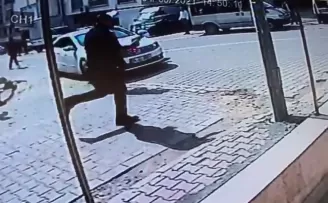 (Özel) Esenyurt’ta aileler arasında yaşanan silahlı kavga kamerada

