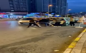 (Özel) Esenyurt’ta tiktok fenomenlerine laf attılar, sopayla dayak yediler
