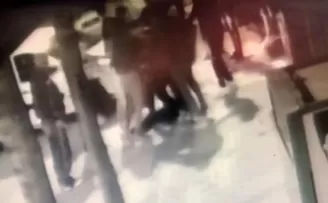 (Özel) Esenyurt’ta yumruklu laf atma kavgası kamerada
