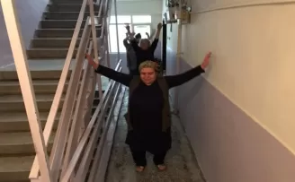 Evde kaldı horon yaptı!