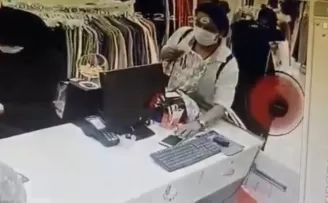  Fatih’te cep telefonu çalan kadın hırsız kamerada