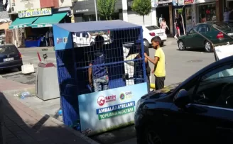 (ÖZEL) Fatih’te kağıt toplayan çocuklar belediyenin atık kutusuna girdi

