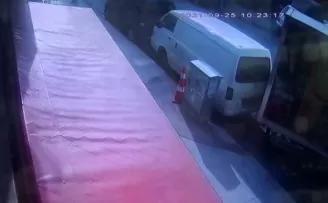 (Özel) Freni boşalan kamyonet park halindeki araca çarptı
