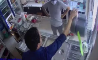 Gündüz vakti maskeli telefon hırsızlığı kamerada