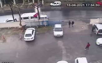 (ÖZEL) Güngören’de kamyonetin yayaya çarptığı feci kaza kamerada
