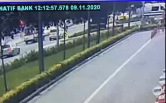  Hastaya yetişmeye çalışırken kaza yapan ambulans kameralara yansıdı