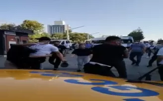 (Özel) İBB zabıtasının bir kadına uçan tekme attığı anlar kamerada
