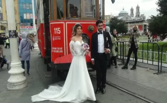 (Özel) İranlı çift Taksim’de ilgi odağı oldu
